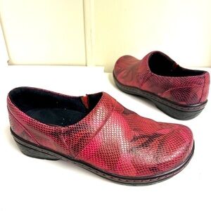 KLOGS Mission Work Women Slip Resistant Red Embossed Leather Clogs Tooled 10M